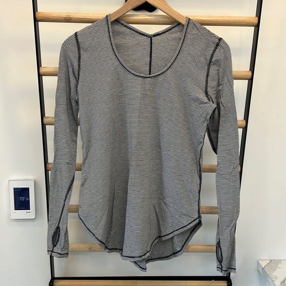 lululemon athletica Tops - EUC Lululemon long sleeve top. Size 6